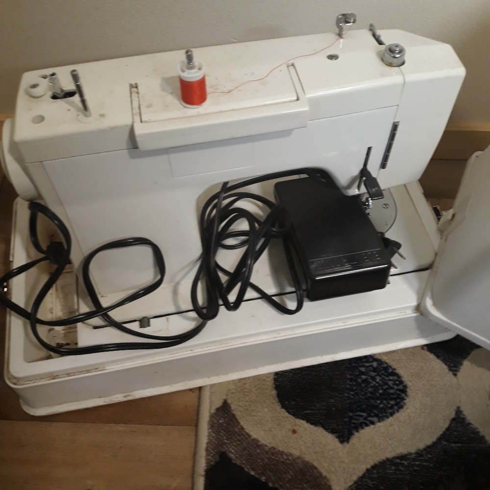Sewing machine/ one needle